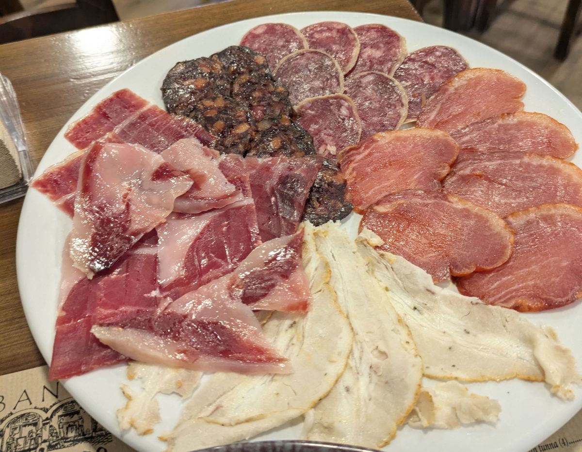 22-kalte Platte mit regionalen Spezialitäten